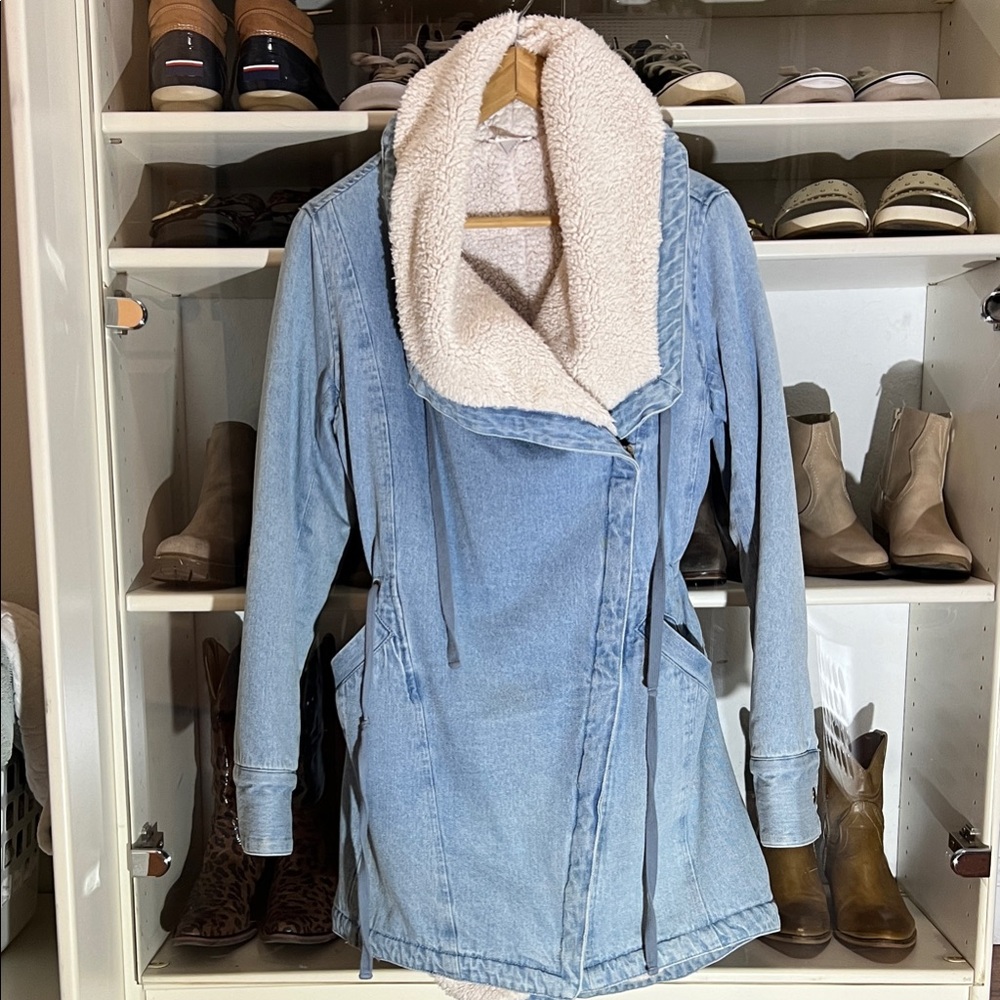 VENUS Light Blue Denim Jacket with Cream Sherpa Lining